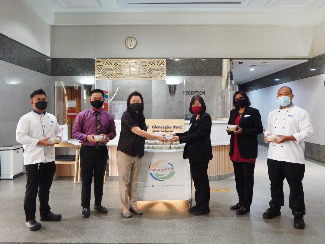 Gleneagles JPMC received generous contributions of 50 containers of bubur lambuk to GJPMC front-liners