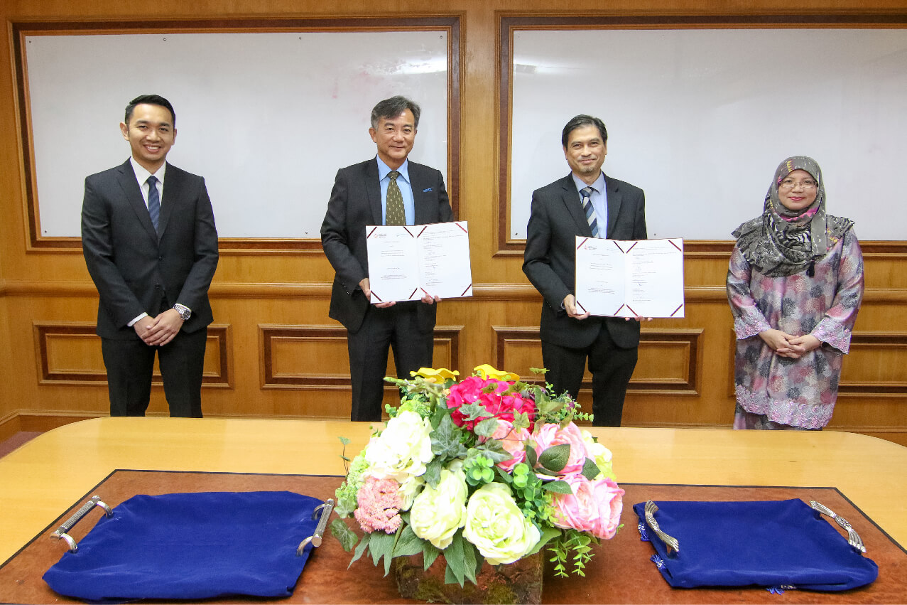 MOCK CHEQUE PRESENTATION FROM   GLENEAGLES JPMC SENDIRIAN BERHAD TO THE MINISTRY OF HEALTH, BRUNEI DARUSSALAM