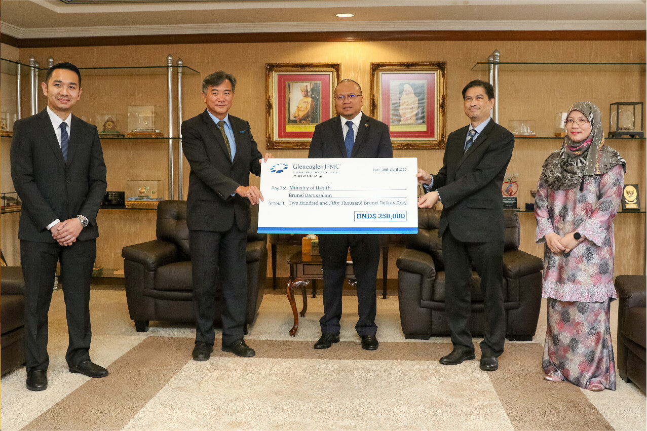 MOCK CHEQUE PRESENTATION FROM   GLENEAGLES JPMC SENDIRIAN BERHAD TO THE MINISTRY OF HEALTH, BRUNEI DARUSSALAM